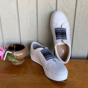 never worn stylish Dr. Scholls platform shoe from original collection